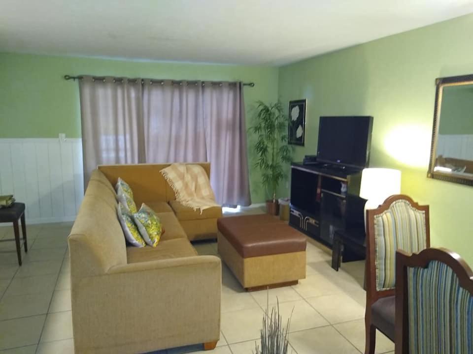 Affordable Two Bedroom Tropical Condo - Private Beach, Pools, Hot Tub Сейнт Питърсбърг Екстериор снимка
