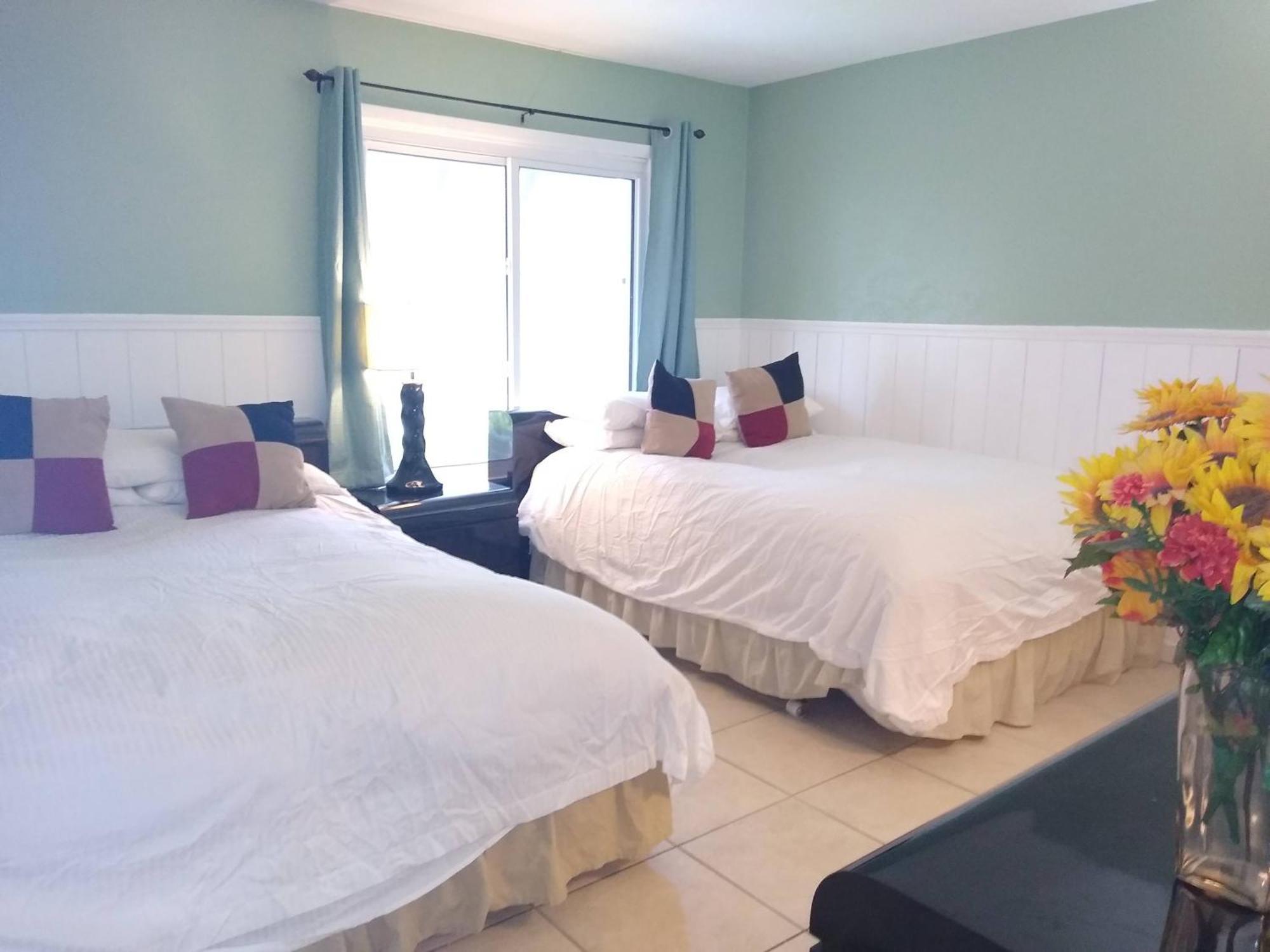Affordable Two Bedroom Tropical Condo - Private Beach, Pools, Hot Tub Сейнт Питърсбърг Екстериор снимка