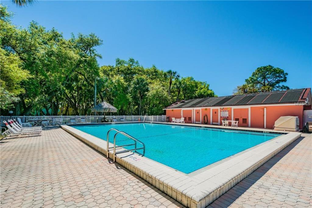 Affordable Two Bedroom Tropical Condo - Private Beach, Pools, Hot Tub Сейнт Питърсбърг Екстериор снимка