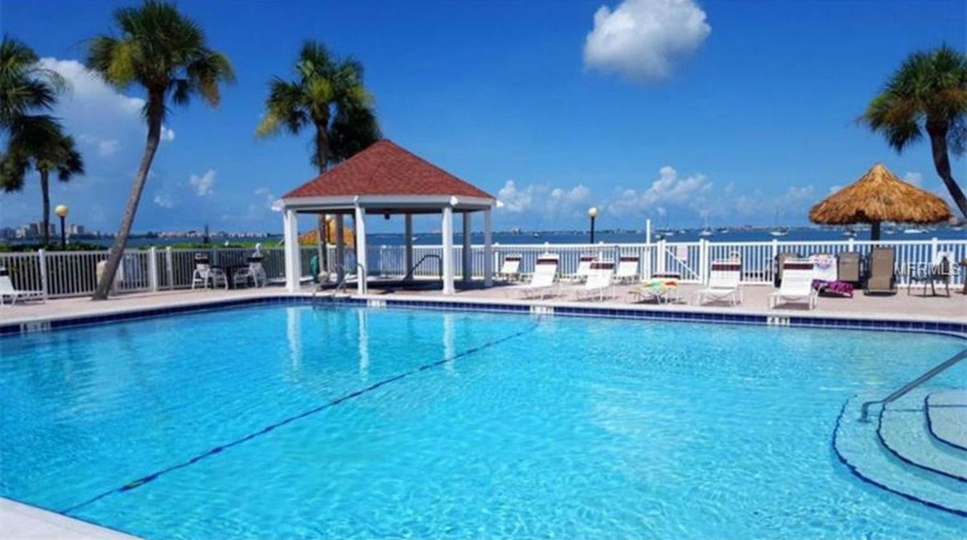 Affordable Two Bedroom Tropical Condo - Private Beach, Pools, Hot Tub Сейнт Питърсбърг Екстериор снимка