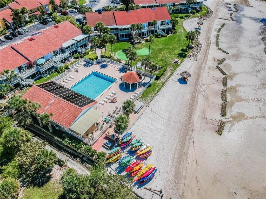 Affordable Two Bedroom Tropical Condo - Private Beach, Pools, Hot Tub Сейнт Питърсбърг Екстериор снимка