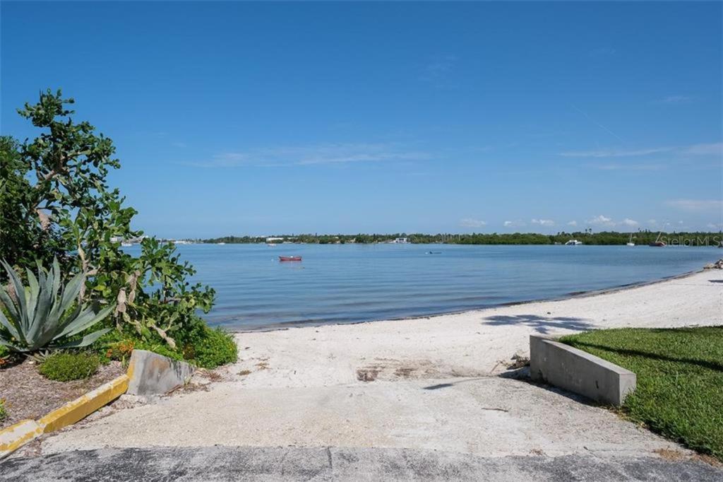 Affordable Two Bedroom Tropical Condo - Private Beach, Pools, Hot Tub Сейнт Питърсбърг Екстериор снимка