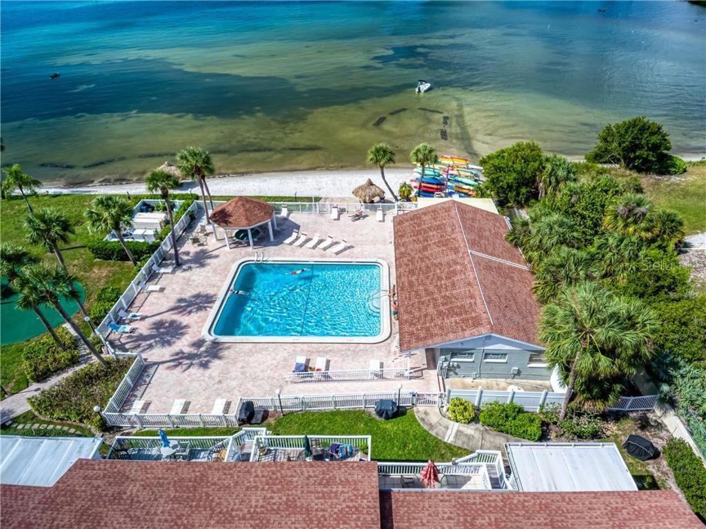 Affordable Two Bedroom Tropical Condo - Private Beach, Pools, Hot Tub Сейнт Питърсбърг Екстериор снимка