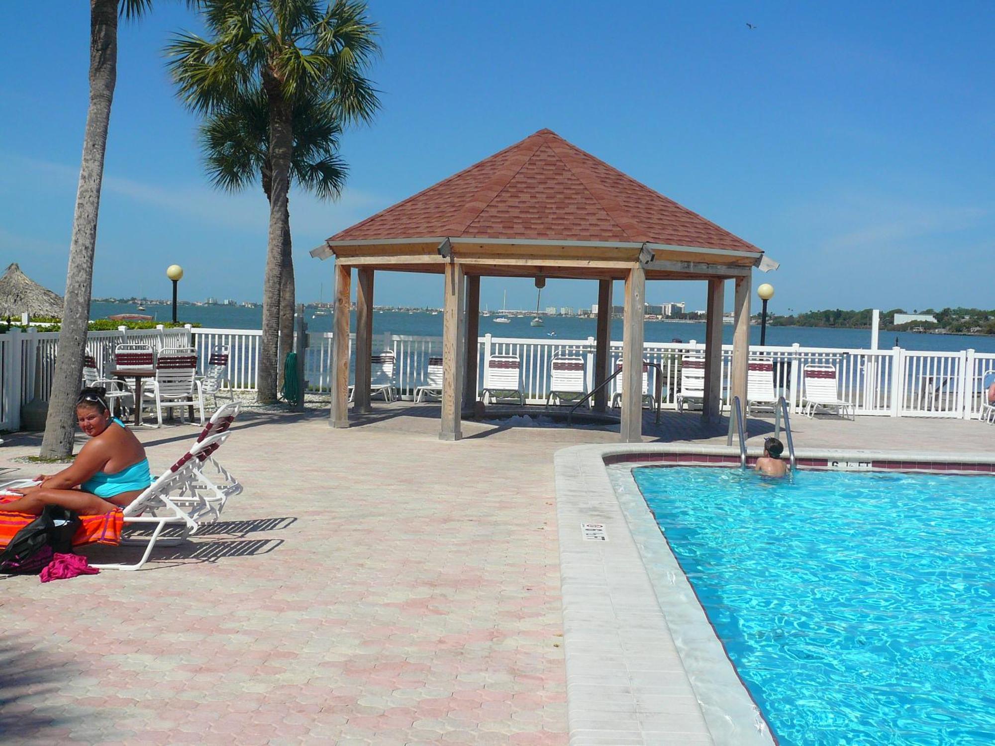Affordable Two Bedroom Tropical Condo - Private Beach, Pools, Hot Tub Сейнт Питърсбърг Екстериор снимка