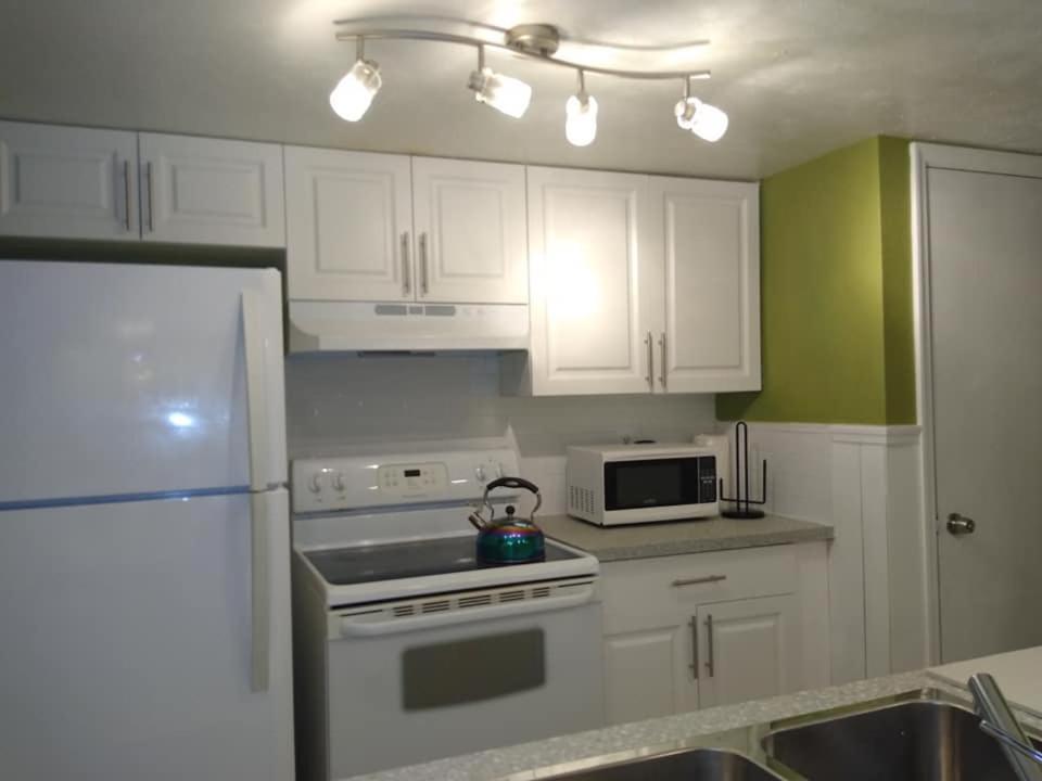 Affordable Two Bedroom Tropical Condo - Private Beach, Pools, Hot Tub Сейнт Питърсбърг Екстериор снимка
