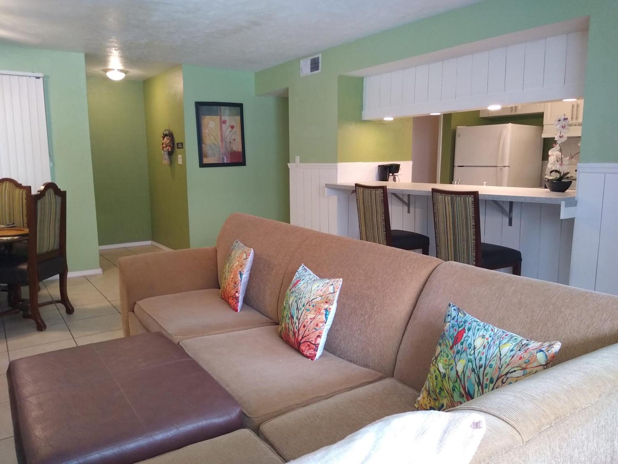 Affordable Two Bedroom Tropical Condo - Private Beach, Pools, Hot Tub Сейнт Питърсбърг Екстериор снимка