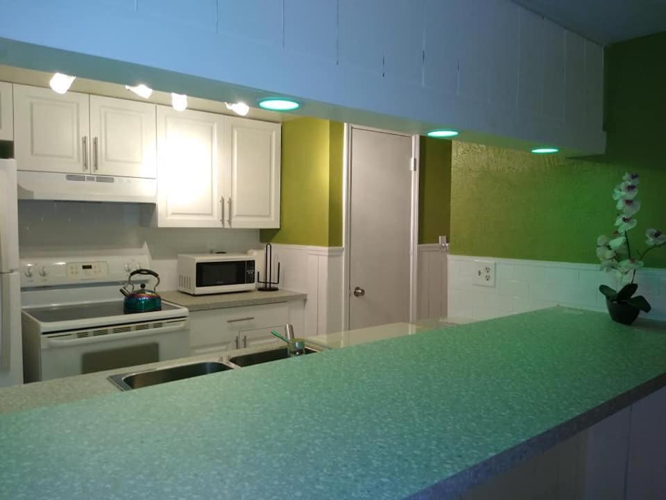 Affordable Two Bedroom Tropical Condo - Private Beach, Pools, Hot Tub Сейнт Питърсбърг Екстериор снимка