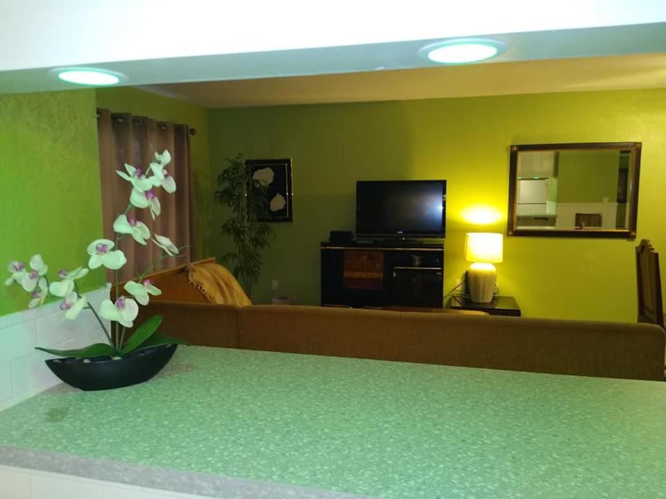 Affordable Two Bedroom Tropical Condo - Private Beach, Pools, Hot Tub Сейнт Питърсбърг Екстериор снимка